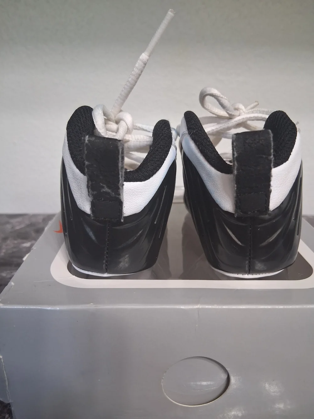 Nike Kids Lil' Posite One Black and White Baby Sneakers Size 2C(wore Once)